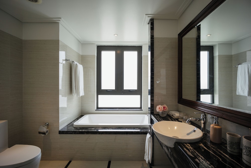 Premium Double Room thumbnail 5
