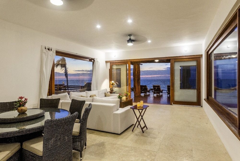 Luxury Villa photo 1