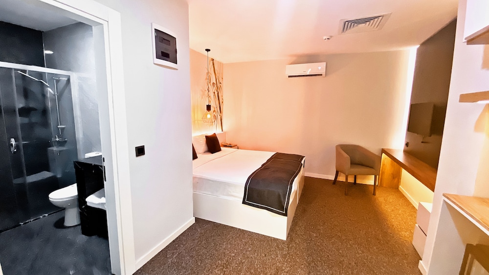 Economy Room, No Windows, Basement photo 2