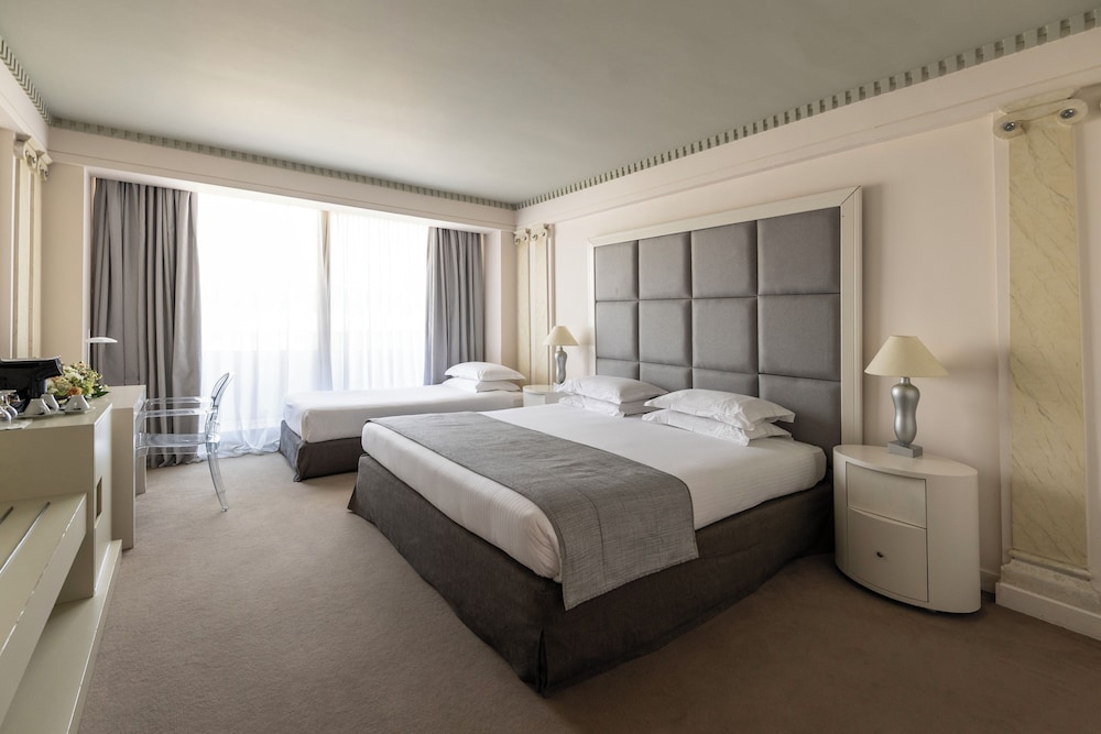 Executive Room thumbnail 6