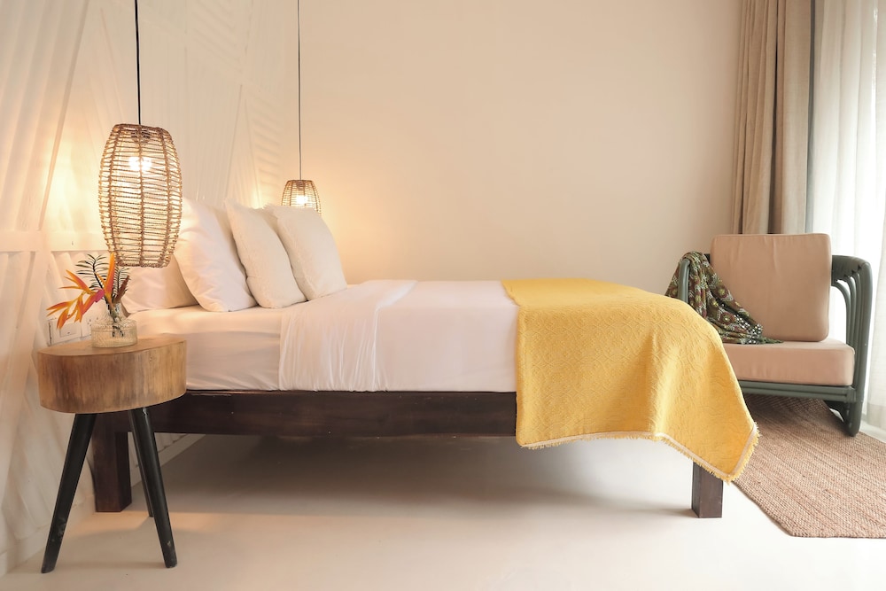 Deluxe Studio, 1 Queen Bed, Balcony