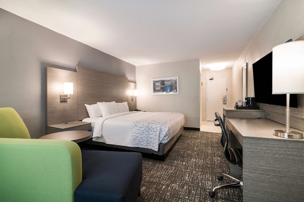 Standard Room, 1 King Bed, Non Smoking - Photo 5