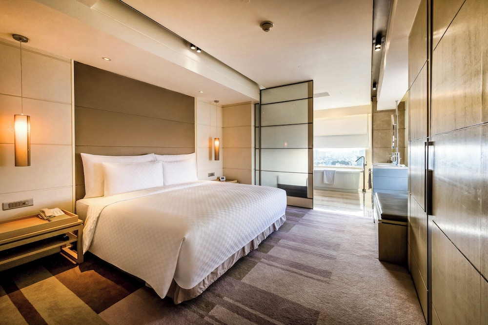 New Year Suite Package (1 King Bed)