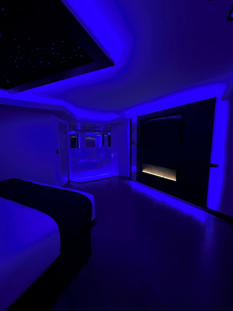 Standard Suite (Jacuzzi) photo 3
