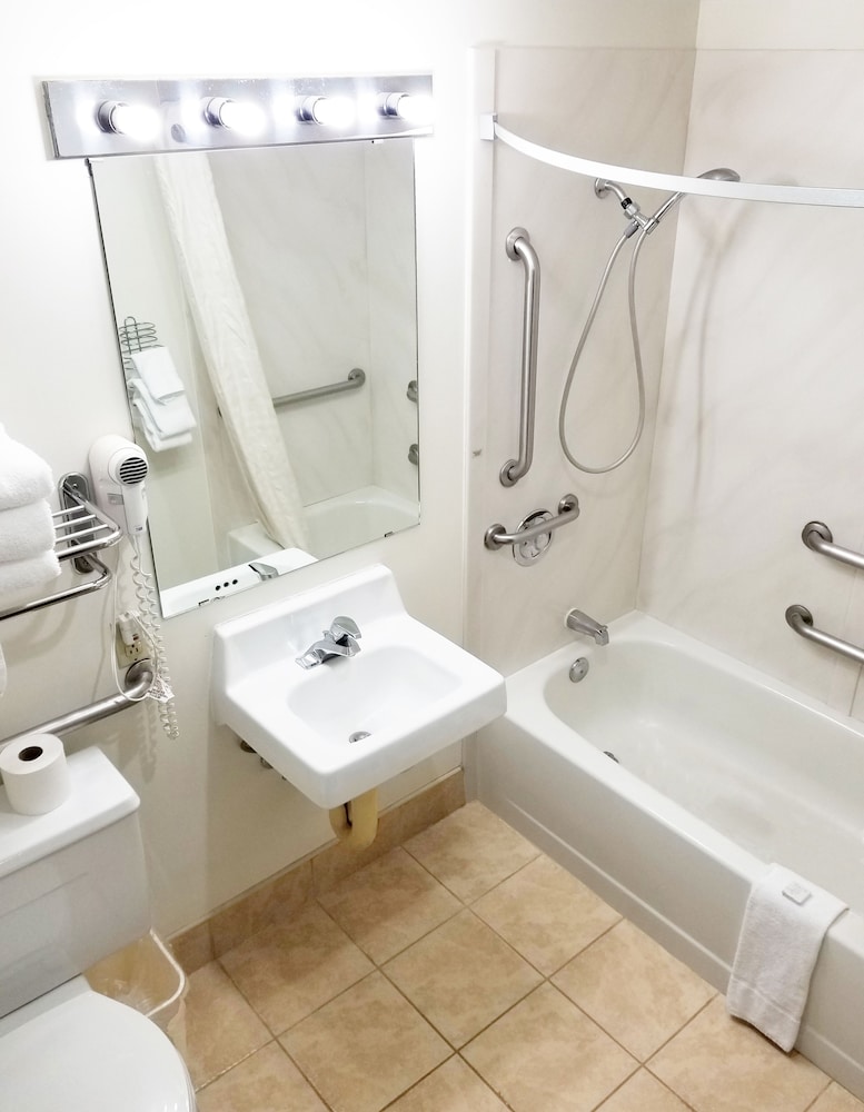 Deluxe Room, 2 Queen Beds, Accessible, Refrigerator & Microwave - Photo 4