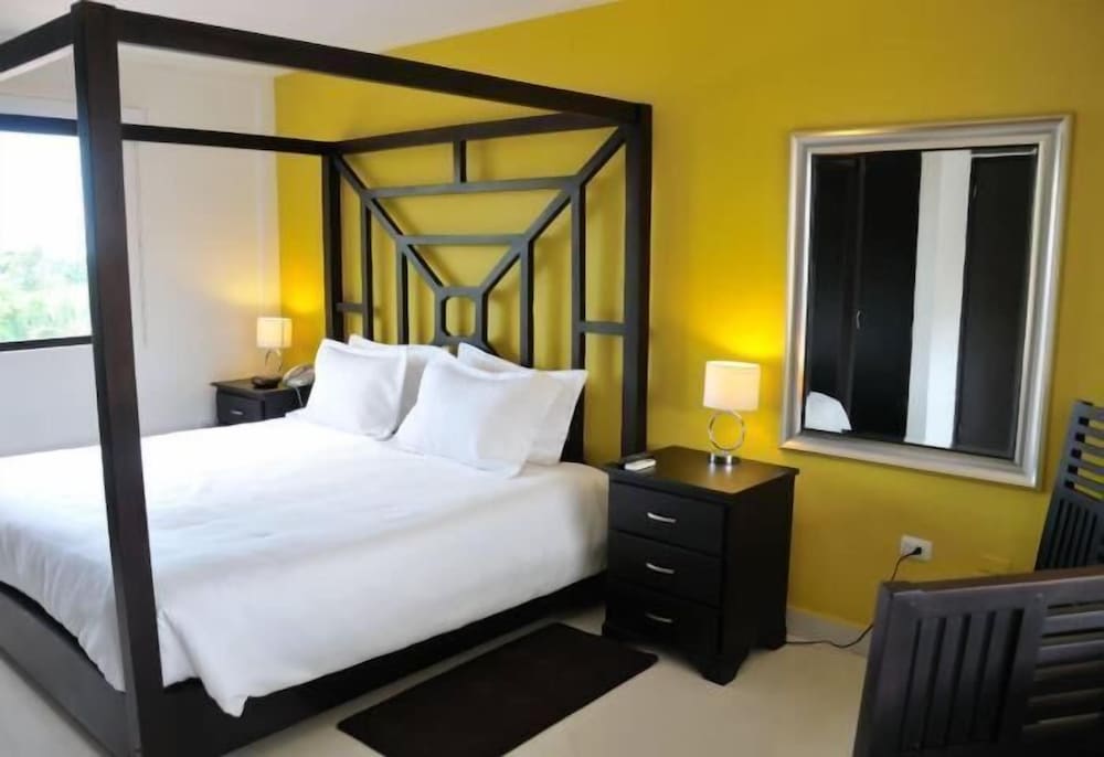 Comfort Room, 2 Bedrooms, Courtyard View