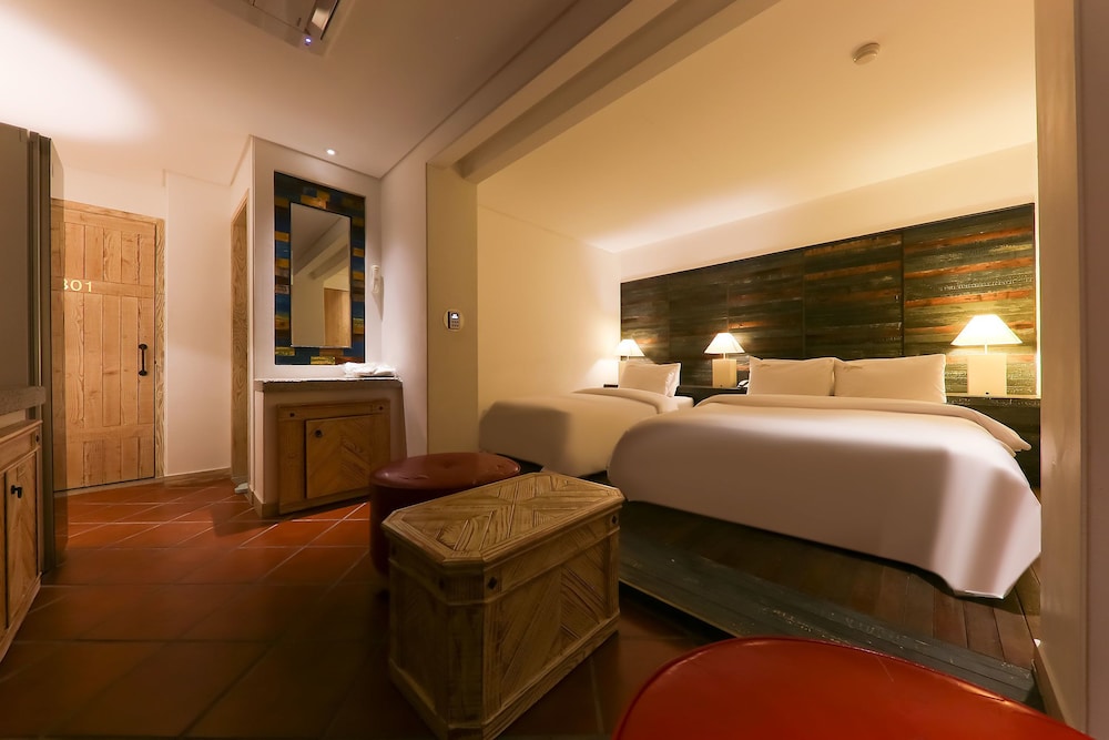 Luxury Room, 1 Queen Bed photo 3