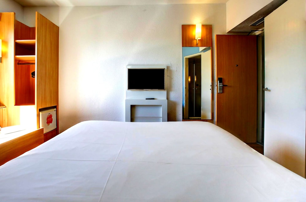 Standard Room, Multiple Beds - Photo 9