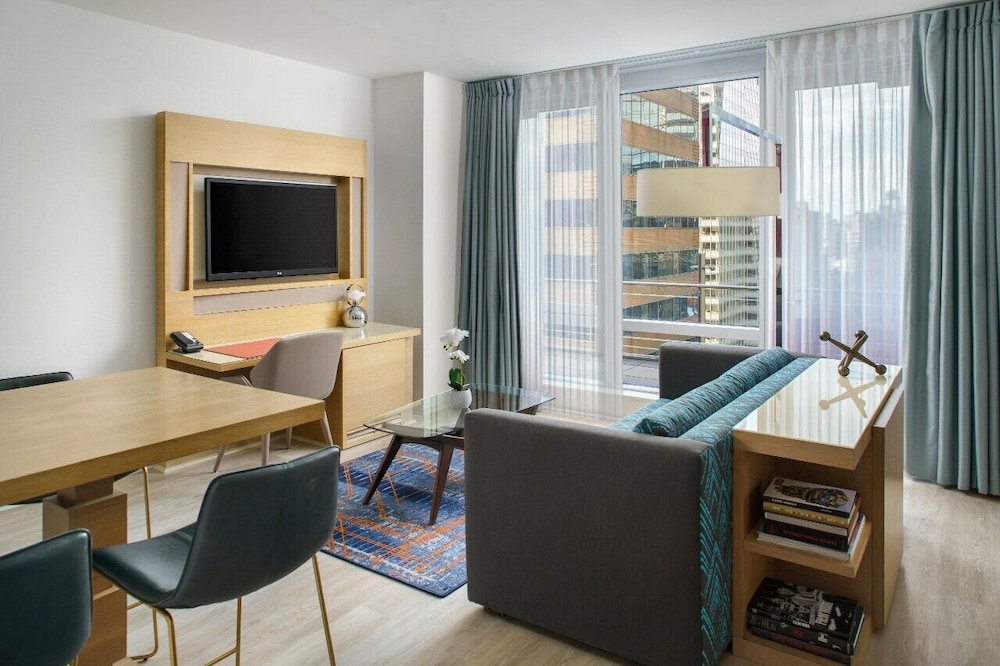 Premier Suite, 1 King Bed with Sofa bed thumbnail 5