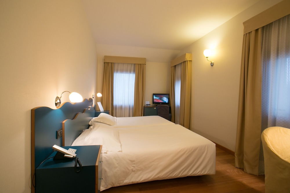 Standard Double Room photo 3