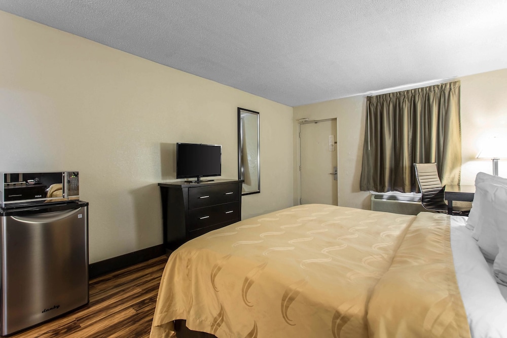 Standard Room, 1 King Bed, Smoking - Photo 4