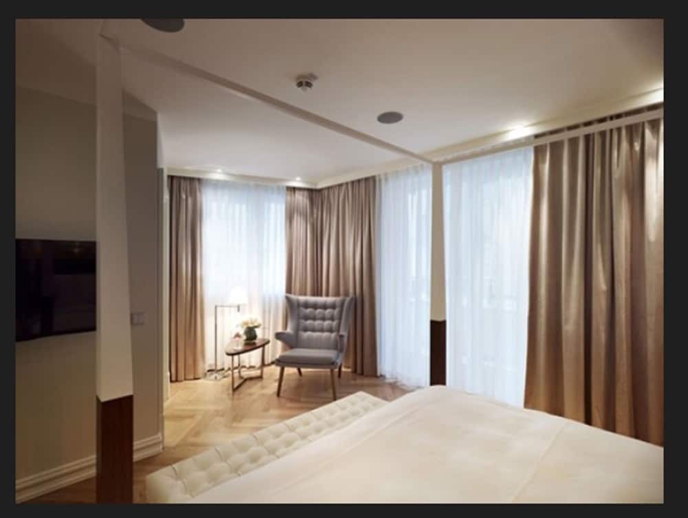 Luxury Room, 1 King Bed, Balcony photo 2