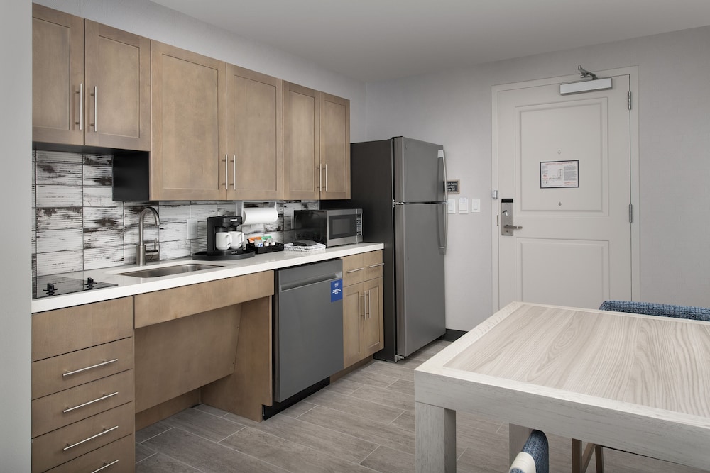 Suite, 1 Bedroom - Photo 10
