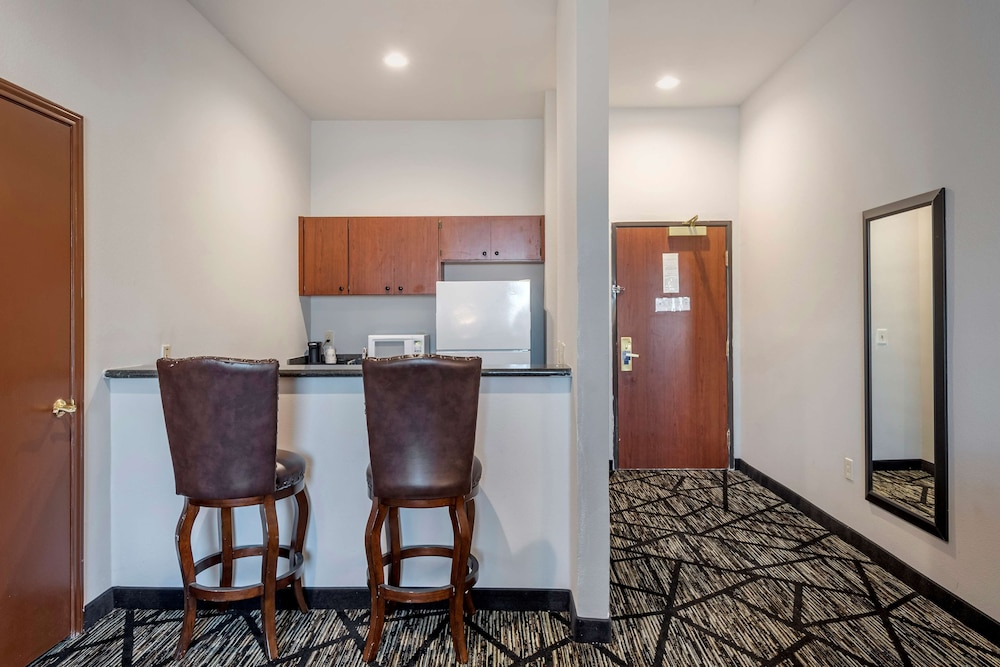 Suite, 1 King Bed, Accessible, Bathtub photo 1