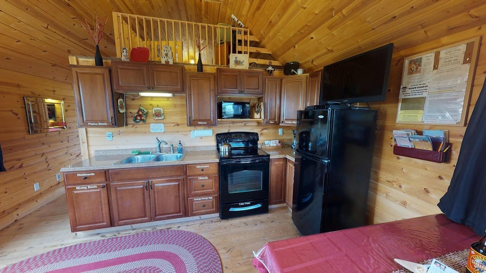 Cabin (White Pine Cozy Secluded Cabin, Stunn) photo 3