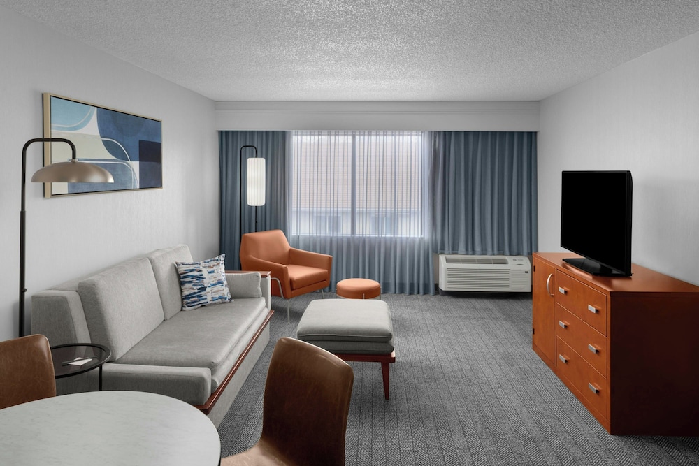 Suite, 1 Bedroom - Photo 1