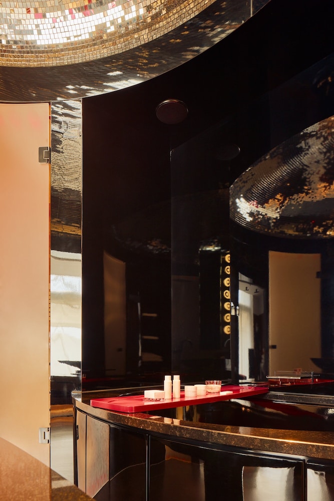 Suite 100, elegant, inspired by Rolling Stones, Butler, Spa Access (12 years+) - Photo 9