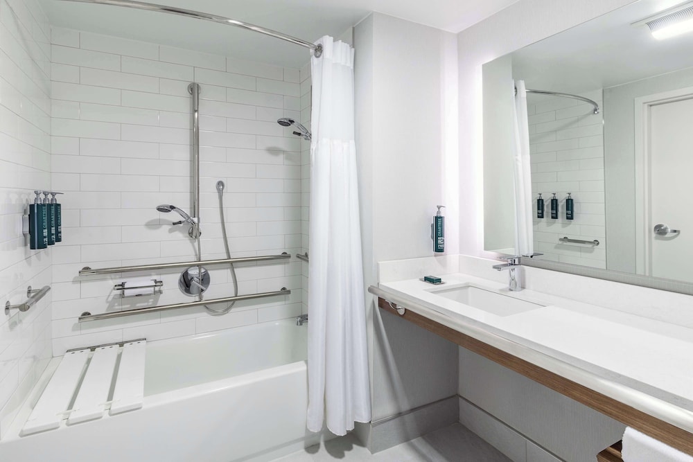 Room, 1 Queen Bed, Accessible, Bathtub (Mobility & Hearing, Bathtub)