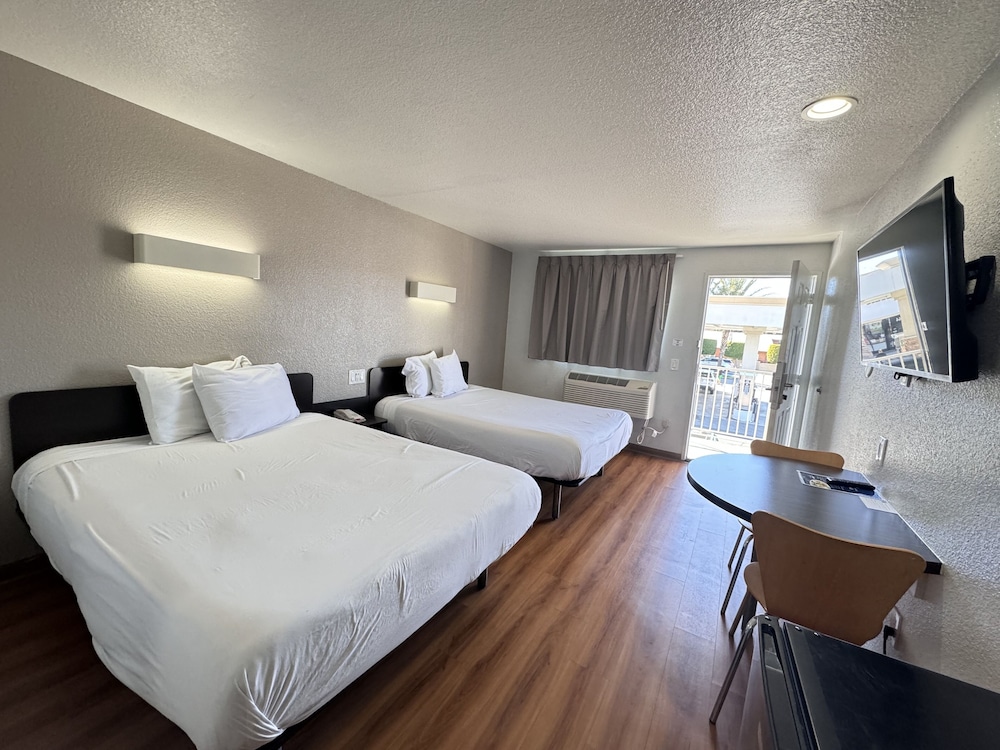 Standard Room, 2 Double Beds, Non Smoking, Refrigerator photo 2