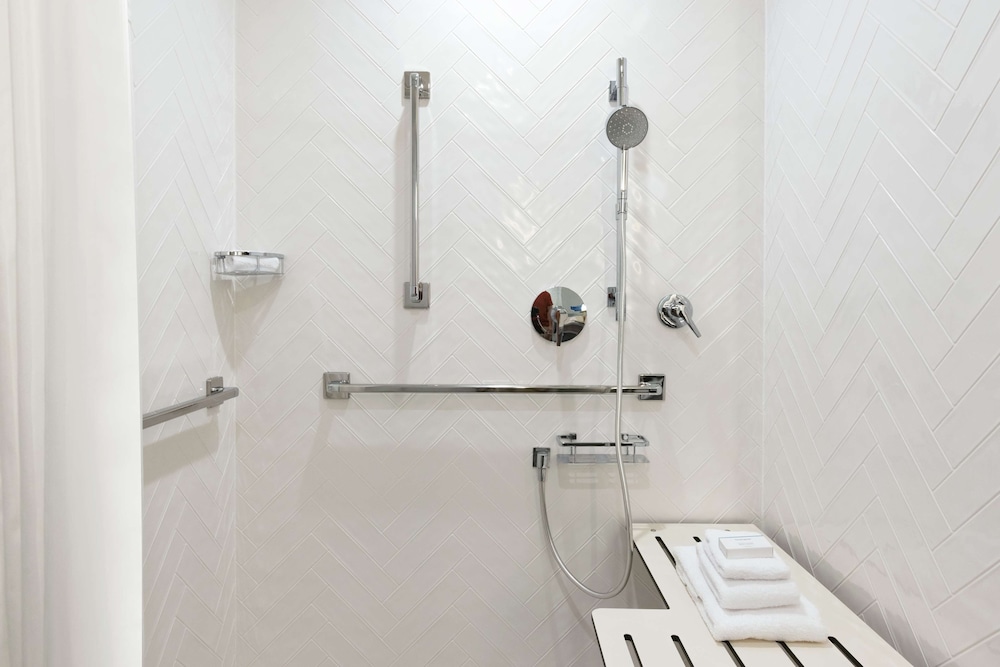 Room, 1 King Bed, Accessible (Roll-In Shower) - Photo 4