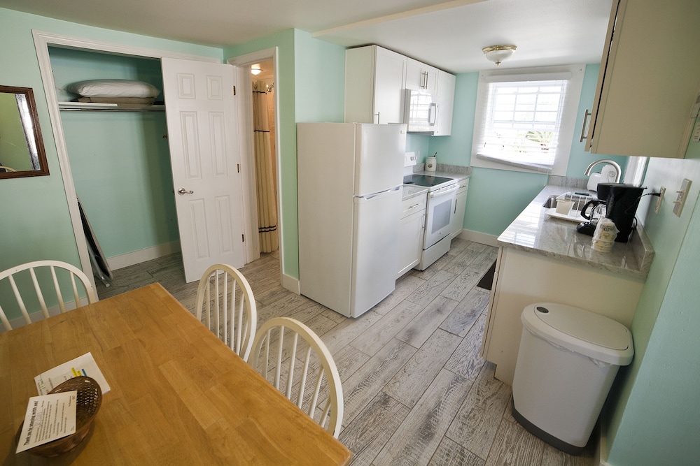 Suite, 1 Bedroom, Kitchen, Ground Floor photo 2