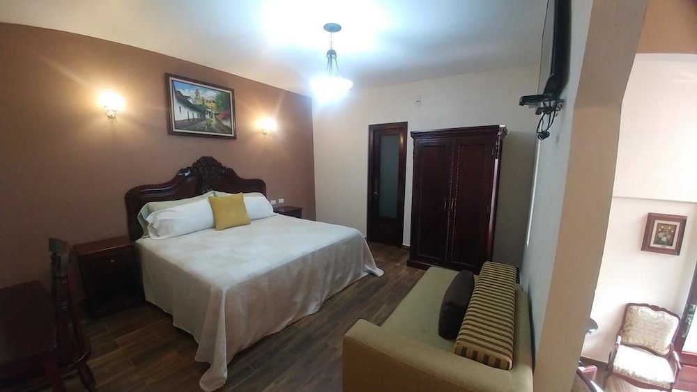 Deluxe Room, 1 King Bed photo 1