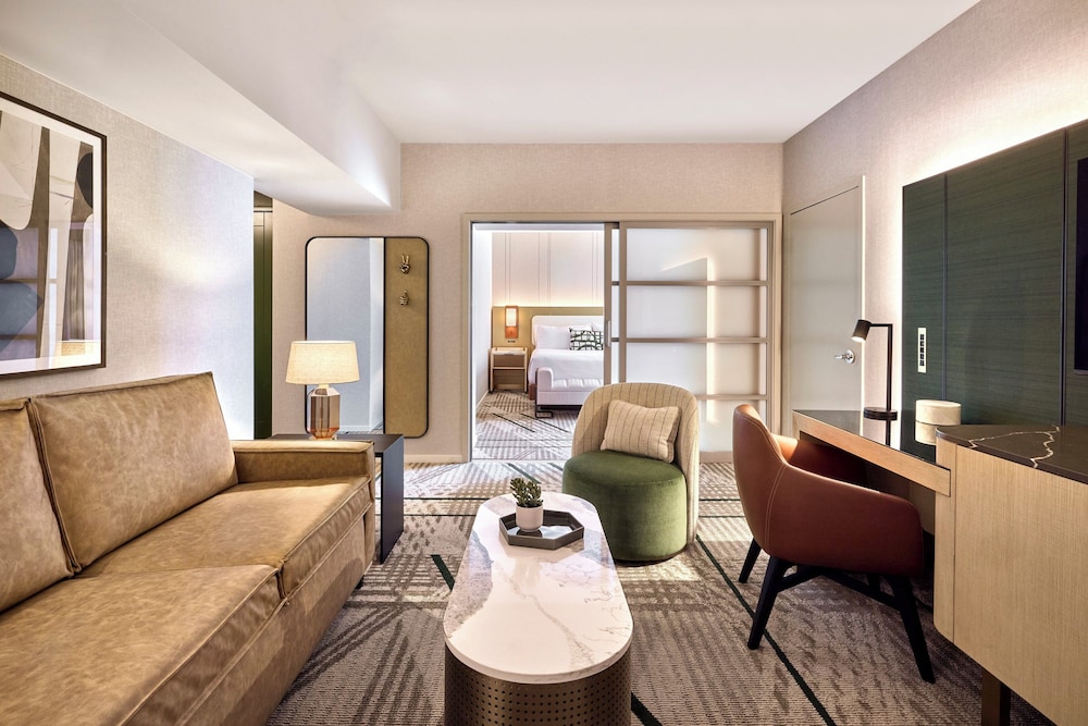 Executive Suite, 1 King Bed, Pool View (Spacious) - Photo 4