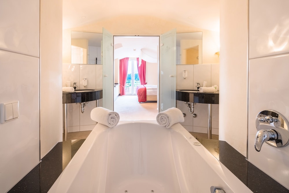 Suite, 1 King Bed - Photo 3