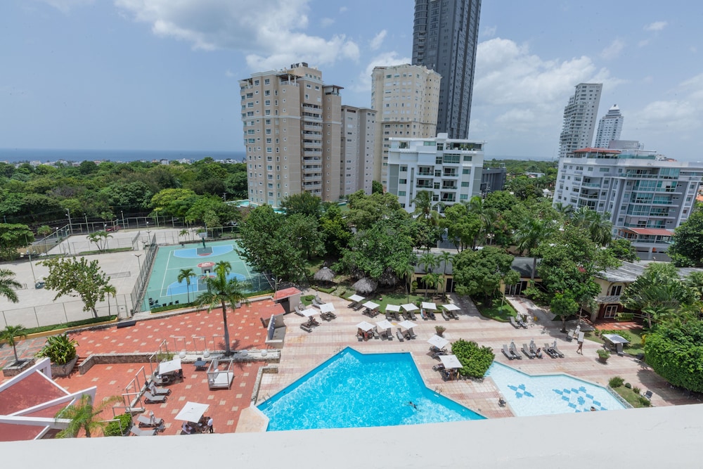 Deluxe Room Pool View photo 3