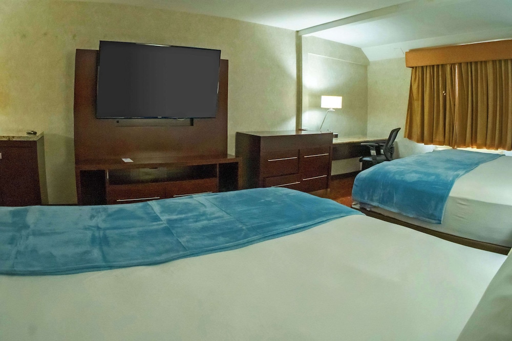 Standard Room, Multiple Beds, Non Smoking photo 3