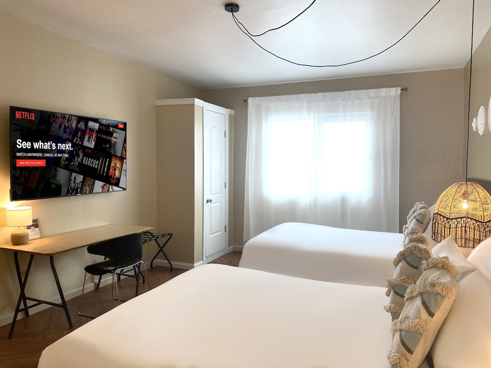 Deluxe Quadruple Room, 2 Queen Beds, Non Smoking photo 3