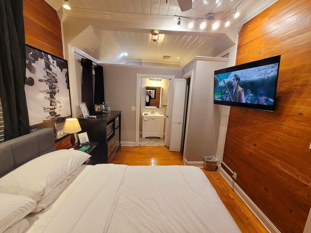 Room 27C - Economy - Queen Bed - Adults Only 21+