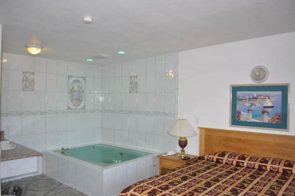 Suite, 2 Queen Beds, Jetted Tub photo 2