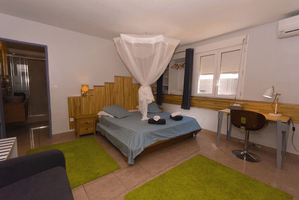 Chambre Double Confort (Carambole), plusieurs lits, salle de bains privée, vue jardin photo 1