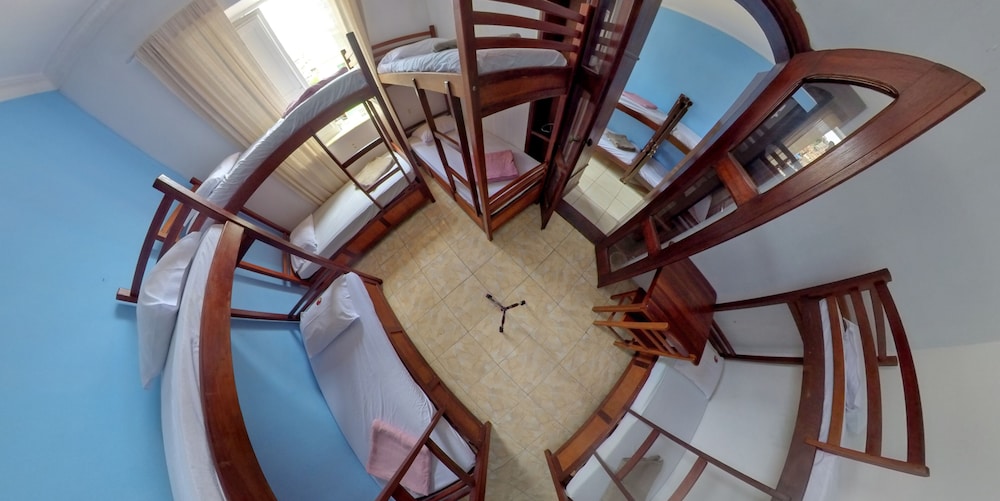 Economy Room, Mixed Dorm (Axé)