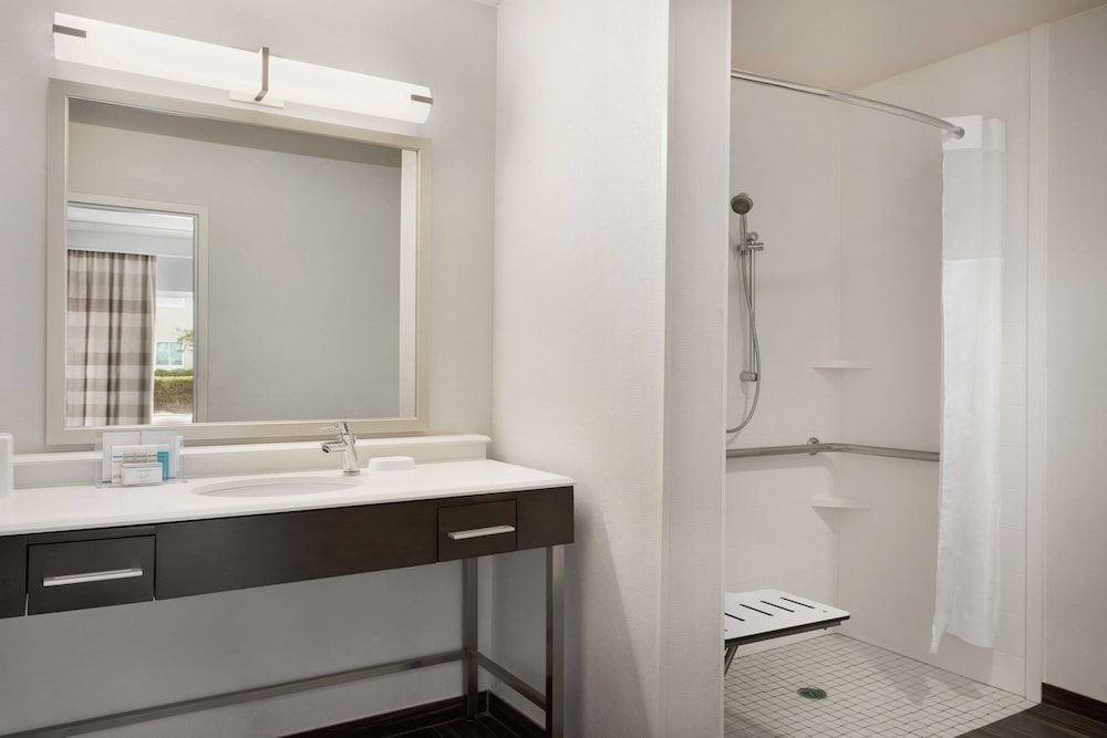 Suite, 1 King Bed, Accessible (Mobility & Hearing, Roll-in Shower) - Photo 5