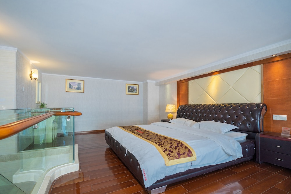 Deluxe Duplex, 1 Queen Bed photo 3