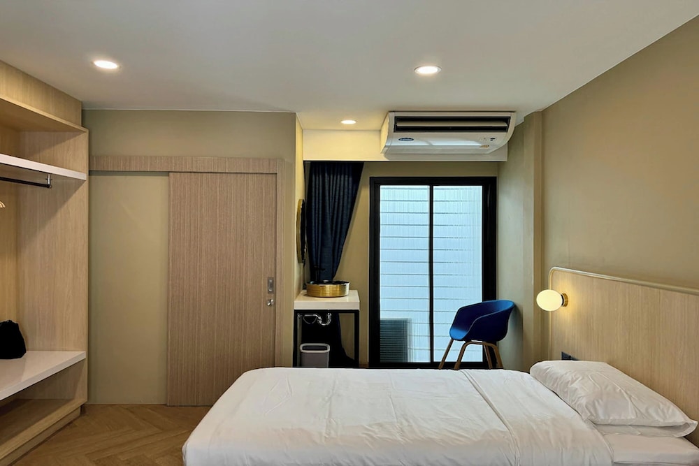 Standard King Room photo 3