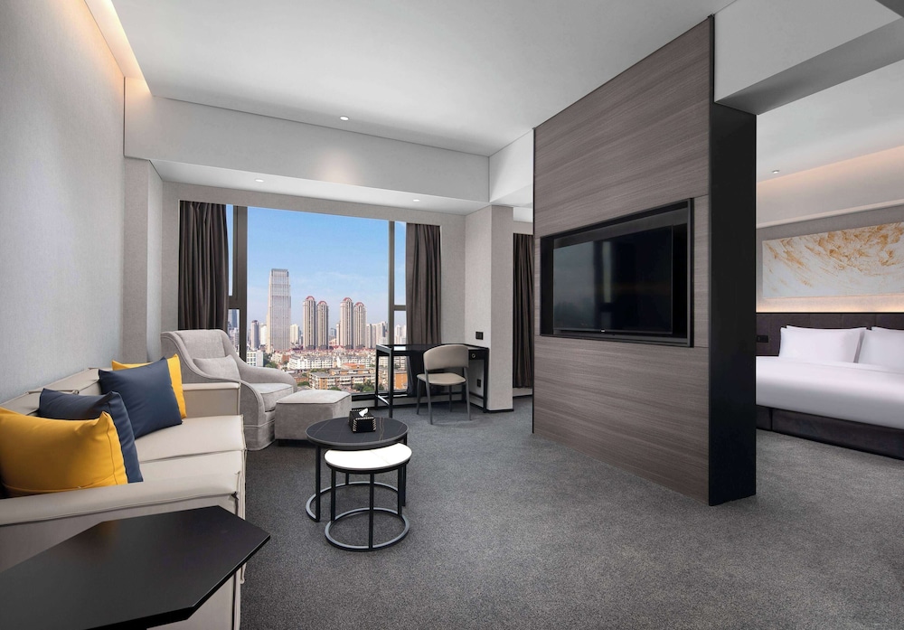 Deluxe Suite, 1 King Bed, Non Smoking photo 1