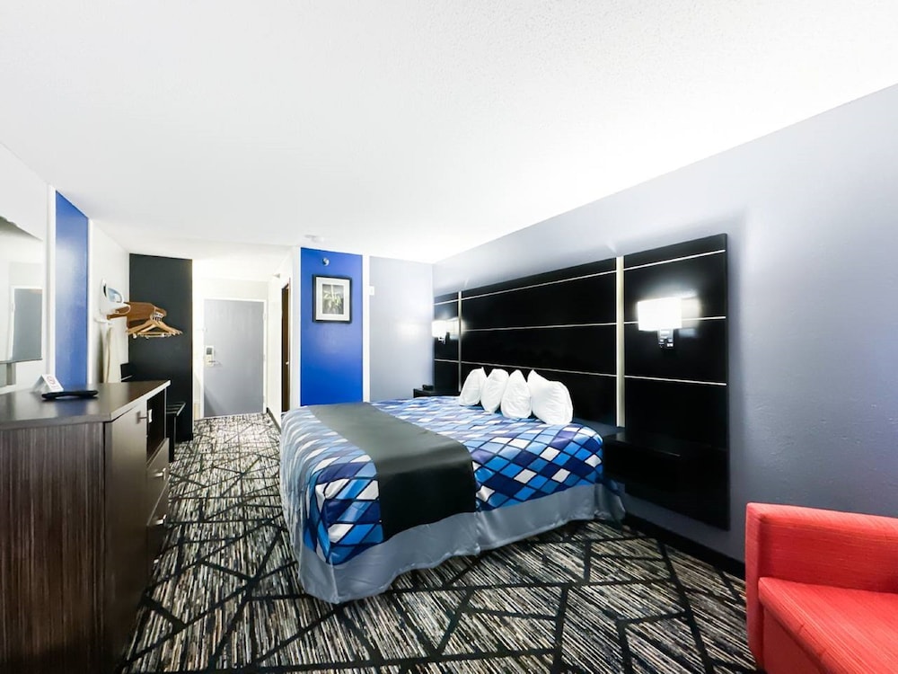 Room, 1 King Bed, Non Smoking - Photo 3