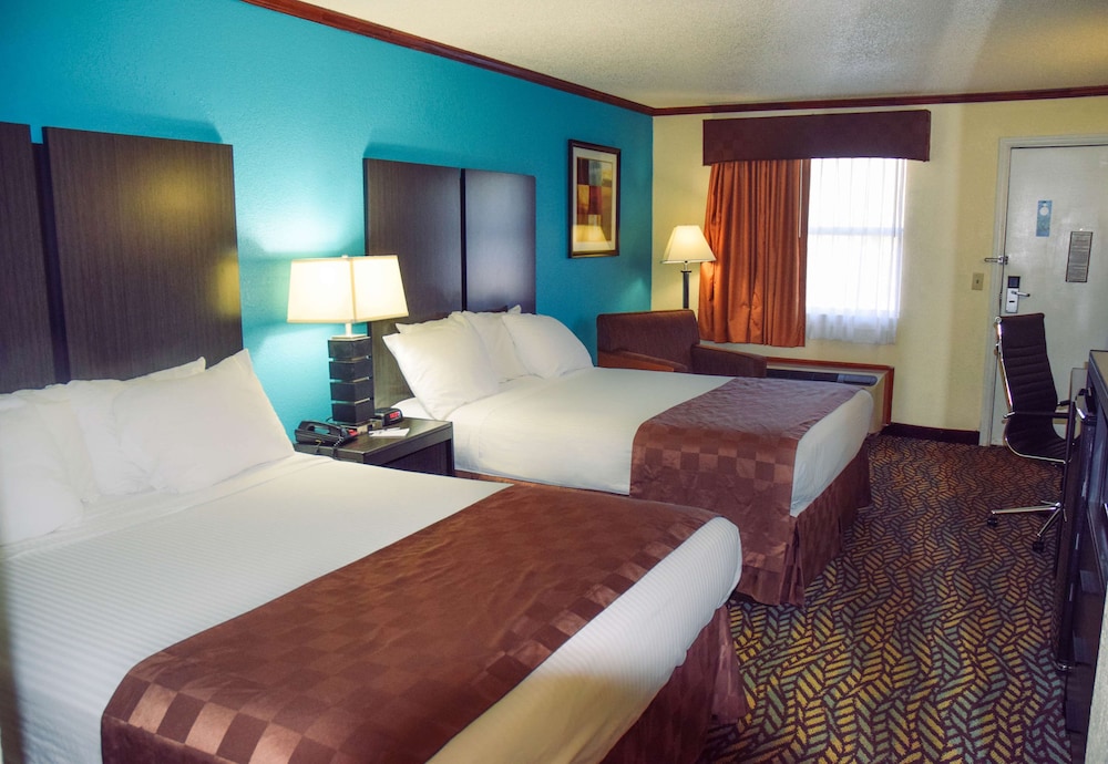 Standard Room, 2 Queen Beds, Non Smoking, Refrigerator & Microwave photo 3