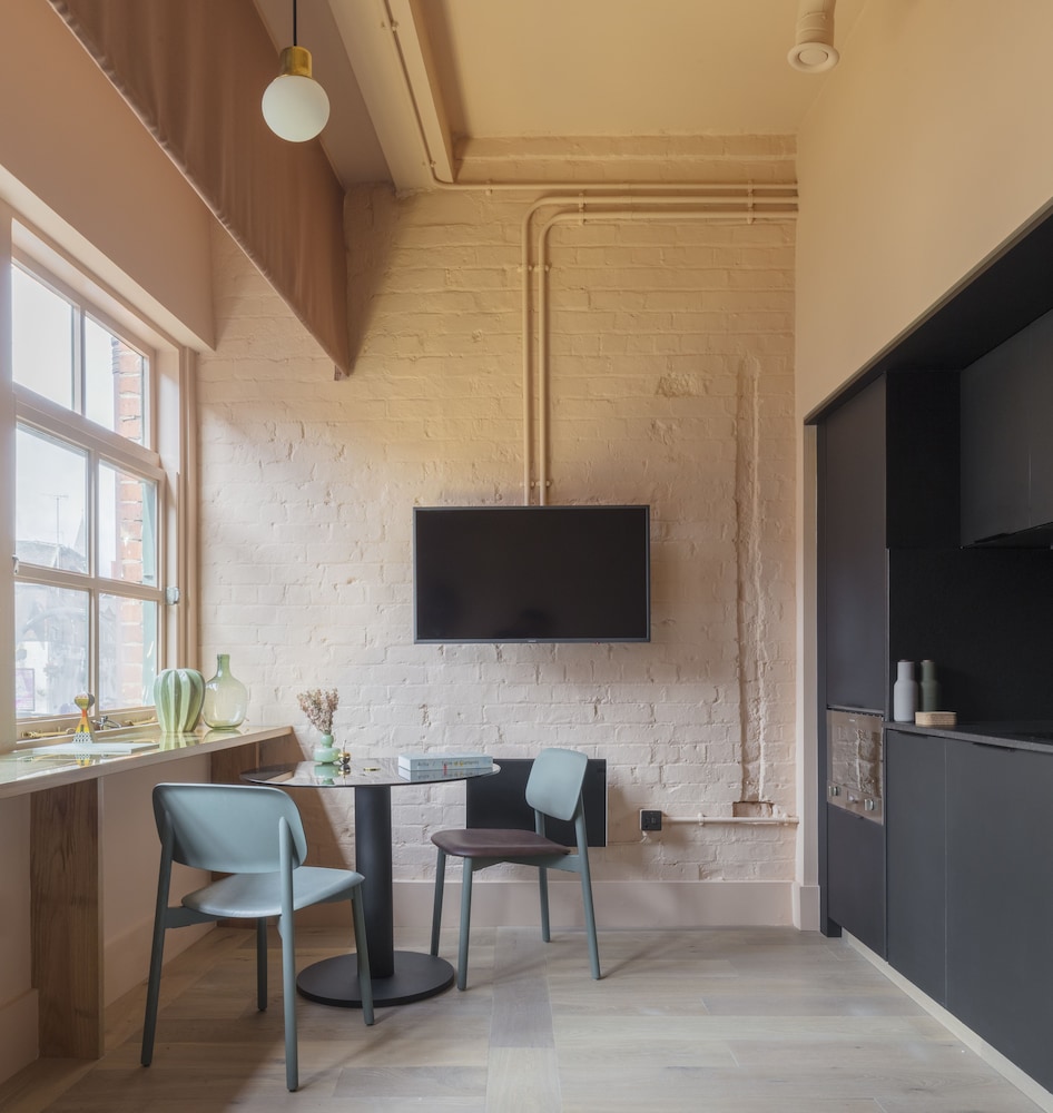 One Bedroom Open Plan Suite - Photo 9