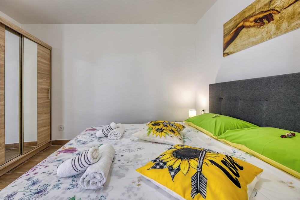 Family House, Multiple Bedrooms, Mountainside (Island Top Sea View Estate 4)