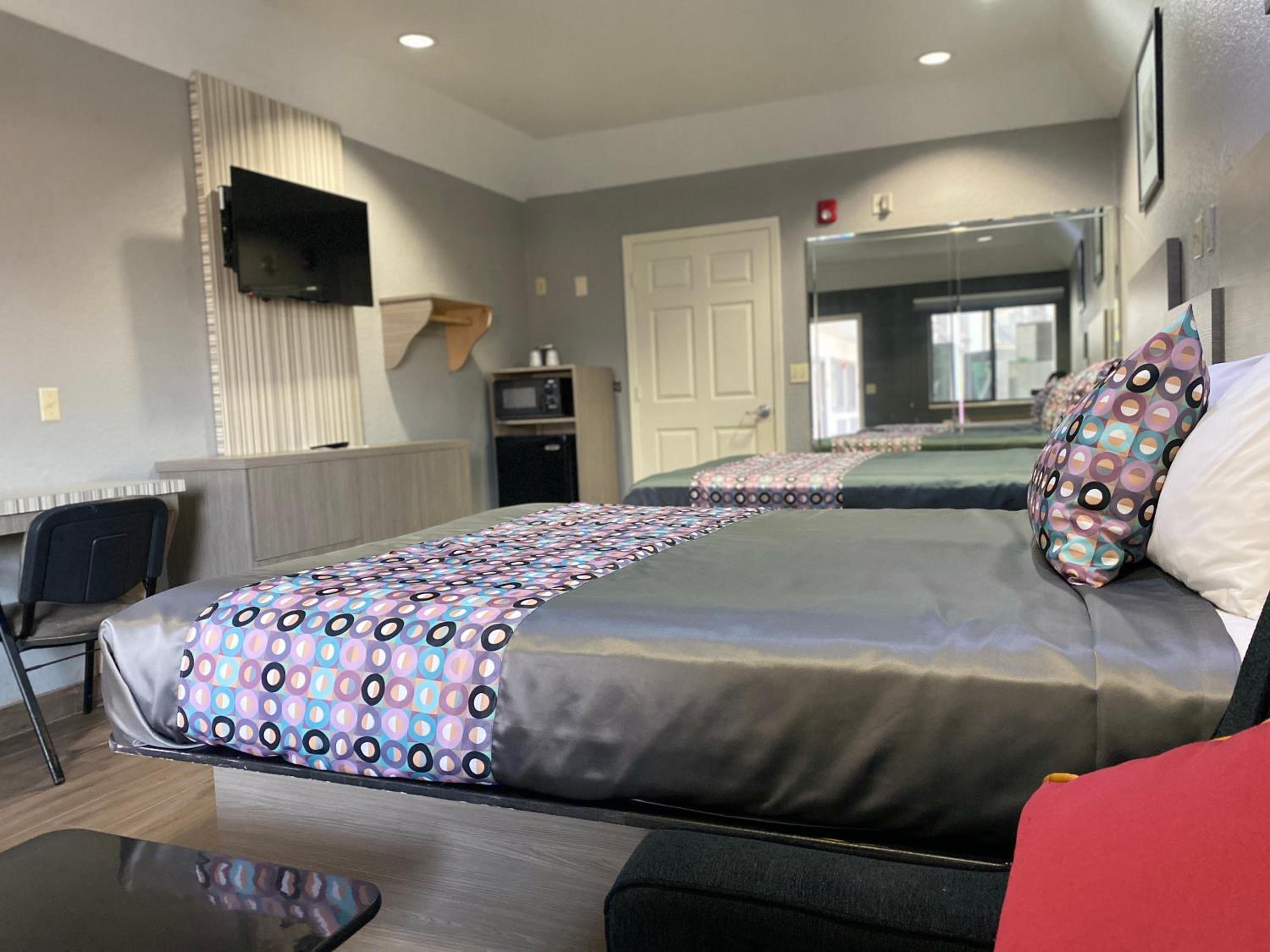 Queen Suite with Two Queen Beds - Photo 18