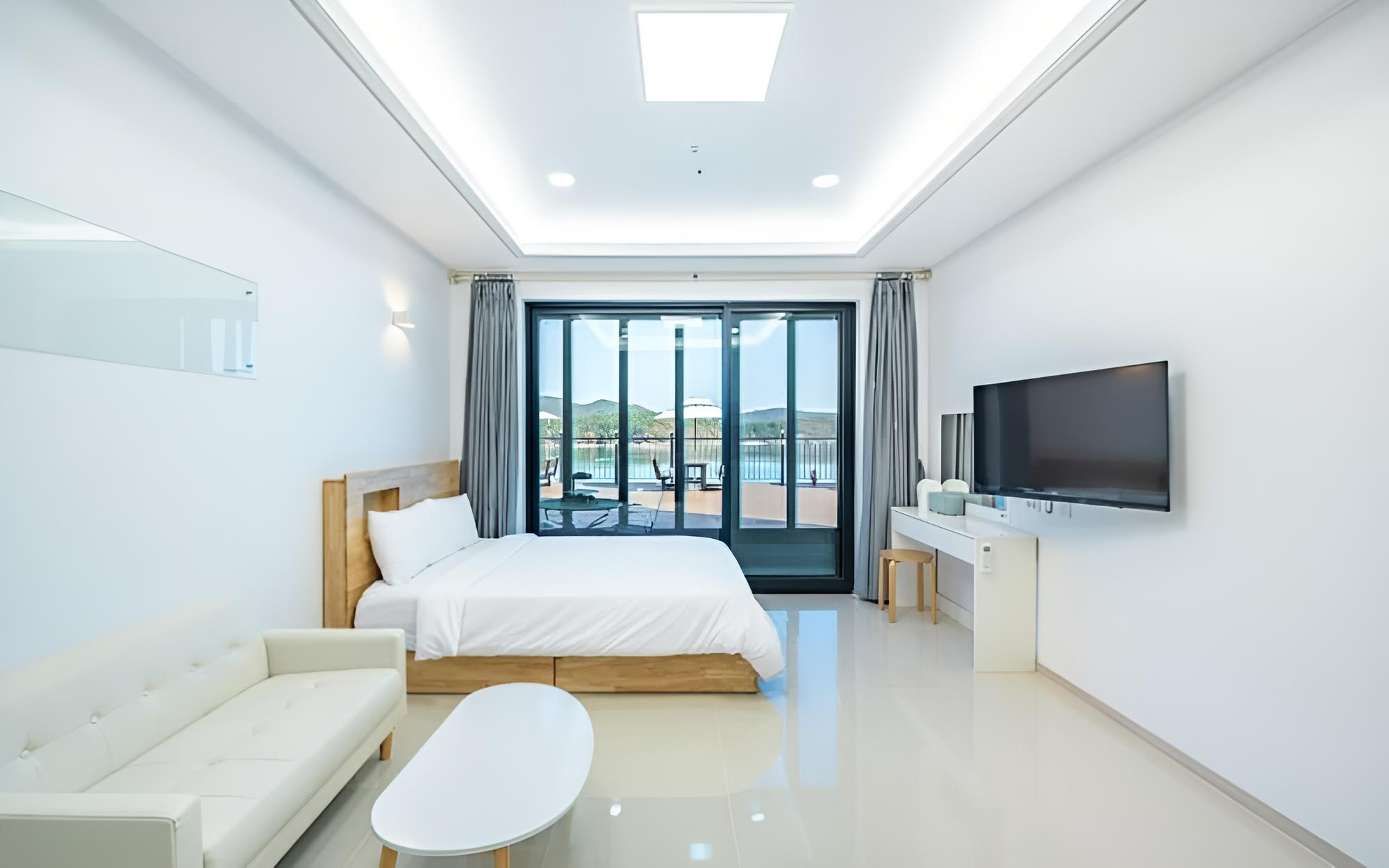 Room (Room 102 (Deluxe)) - Photo 8