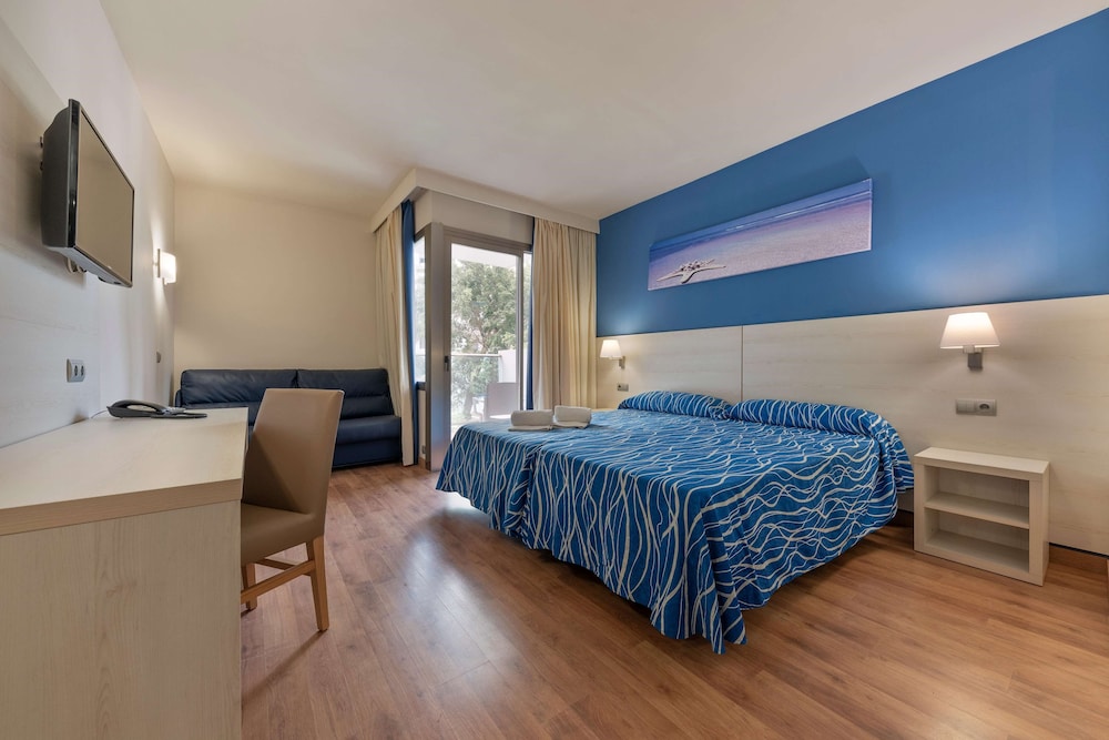 Family Room (4 Adults + 1 Child)