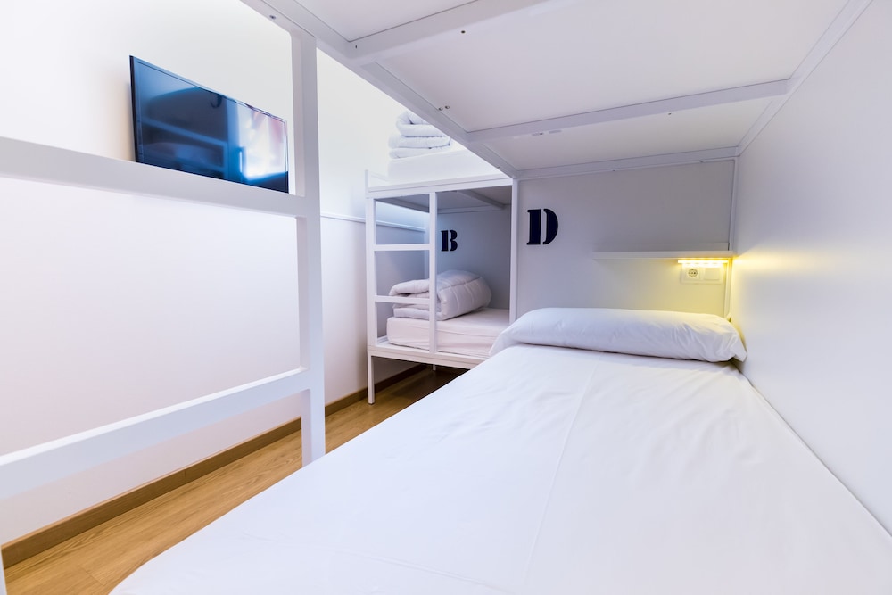 1 bed in a Quadruple Room, Mixed Dorm, Shared Bathroom