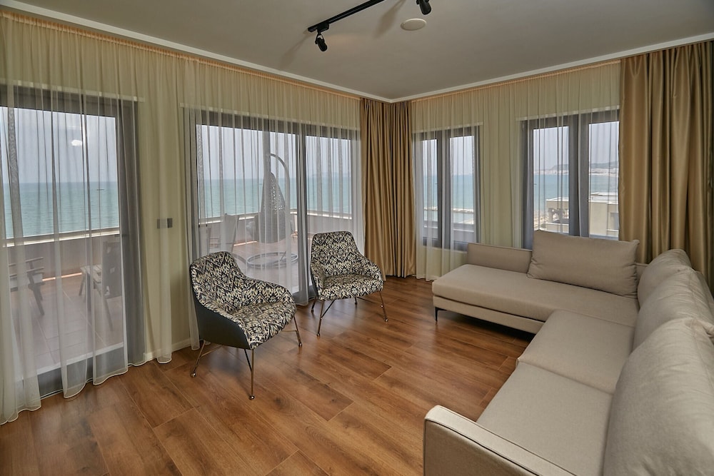 Executive Suite, Sea View