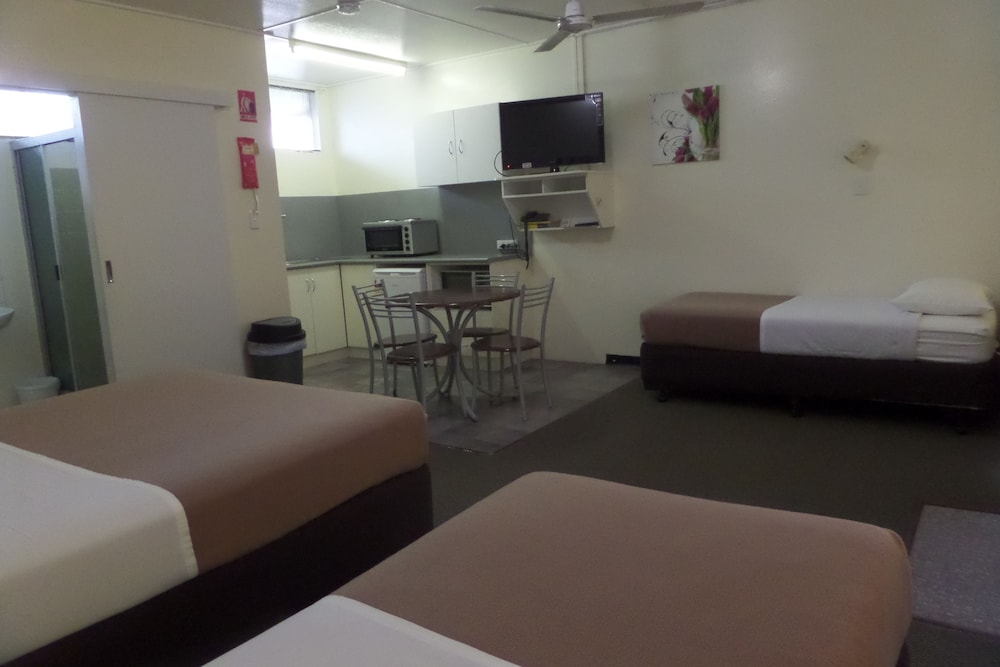 Family Suite, 1 Bedroom, Non Smoking, Kitchenette (family room) photo 1