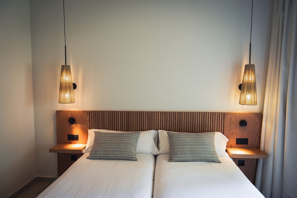 Superior Double Room, Balcony thumbnail 6